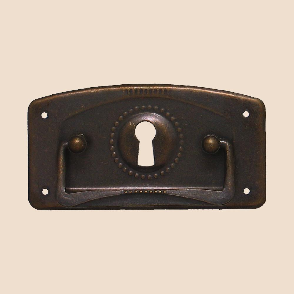 Jugendstil Möbelschild geprägt - Messing patiniert & geputzt - 80 x 42 mm der Serie JU007 Bild1 Jugendstil Möbelschild geprägt Messing MPG 80 x 42mm mit Griff und Schlüsselloch Serie JU007 Bild1