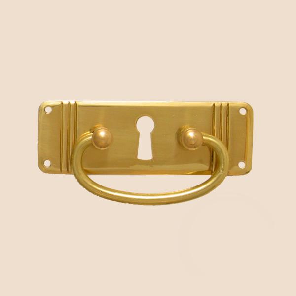 Jugendstil Möbelschild geprägt - Messing glänzend - 79 x 27 mm der Serie JU013 Bild1 Jugendstil Möbelschild geprägt Messing MGL 79 x 27mm mit Griff und Schlüsselloch Serie JU013 Bild1