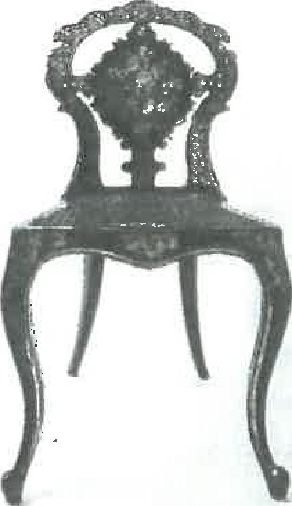 Sitzmobel-mit-bemalten-Perlmuttauflagen-4