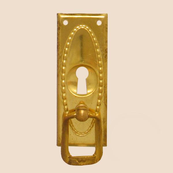 Jugendstil Möbelschild geprägt - Messing patiniert & geputzt - 28 x 70 mm der Serie JU018 Bild1 Jugendstil Möbelschild geprägt Messing MPG 28 x 70mm mit Griff und Schlüsselloch Serie JU018 Bild1