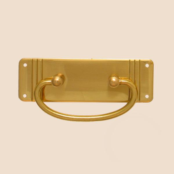 Jugendstil Möbelschild geprägt - Messing patiniert & geputzt - 95 x 32 mm der Serie JU013 Bild1 Jugendstil Möbelschild geprägt Messing MPG 95 x 32mm mit Griff Serie JU013 Bild1