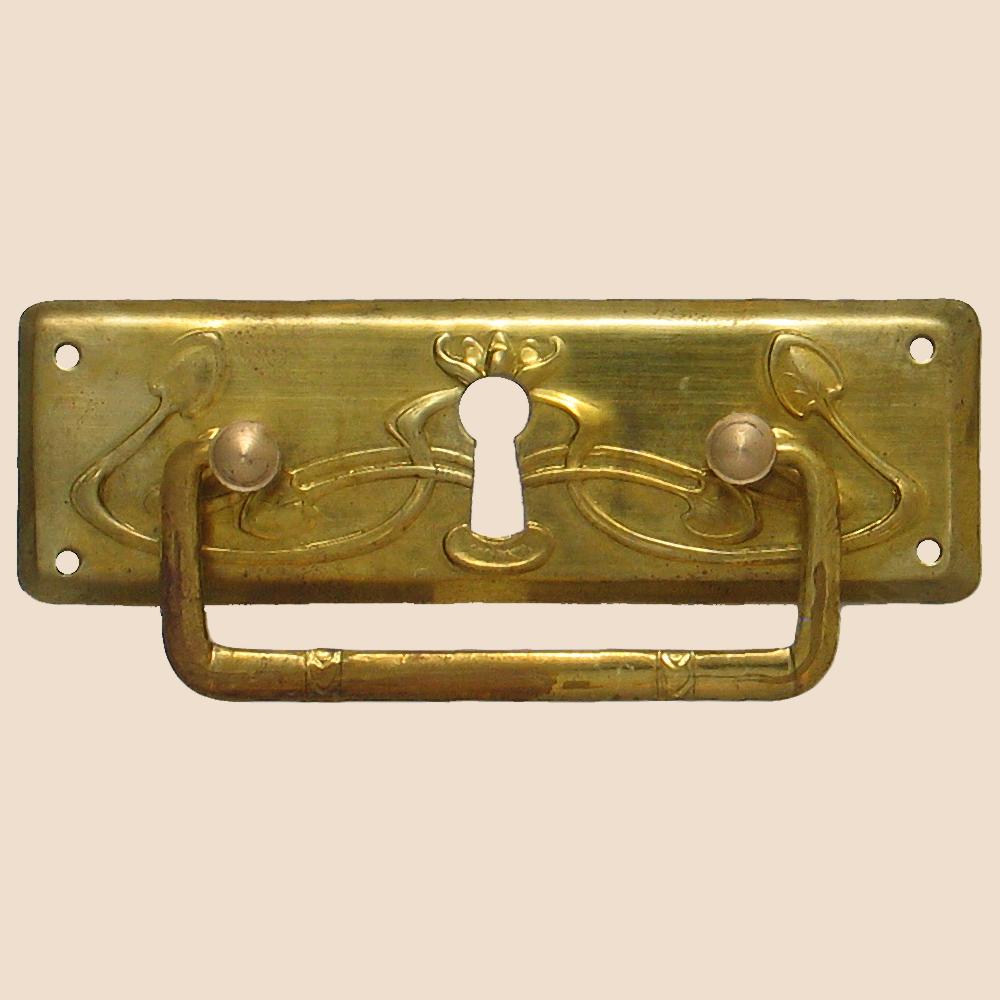 Jugendstil Möbelschild geprägt - Messing patiniert & geputzt - 95 x 30 mm der Serie JU012 Bild1 Jugendstil Möbelschild geprägt Messing MPG 95 x 30mm mit Griff und Schlüsselloch Serie JU012 Bild1