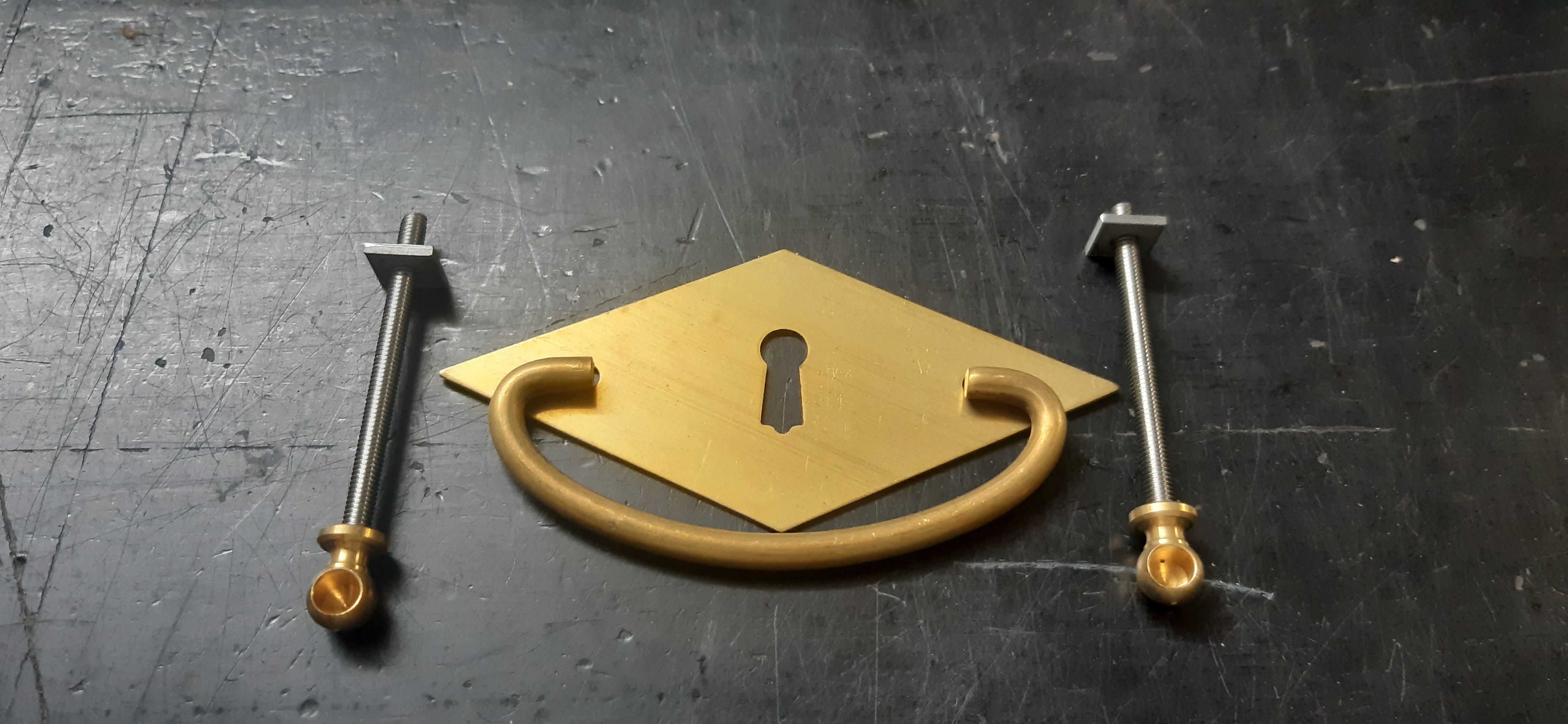 Klassizismus Möbelschild geprägt Messing MMA 101x47mm mit Griff und Schlüsselloch Serie KL004 Bild1