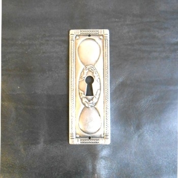 Jugendstil Möbelschild geprägt Messing MMA 32 x 96mm mit Schlüsselloch mittig Serie JU030 Bild1