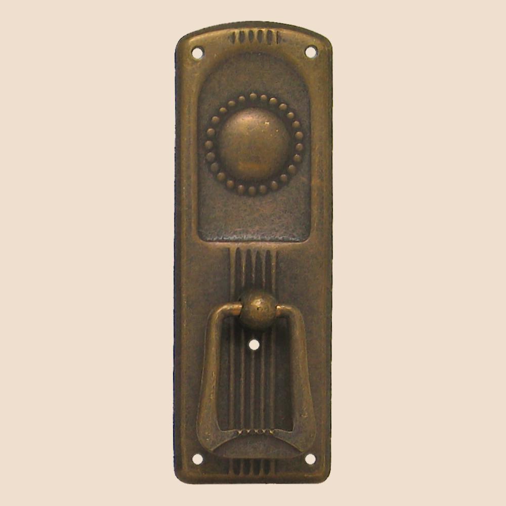 Jugendstil Möbelschild geprägt - Messing patiniert - 31 x 90 mm der Serie JU007 Bild1 Jugendstil Möbelschild geprägt Messing MPA 31 x 90mm mit Griff Serie JU007 Bild1