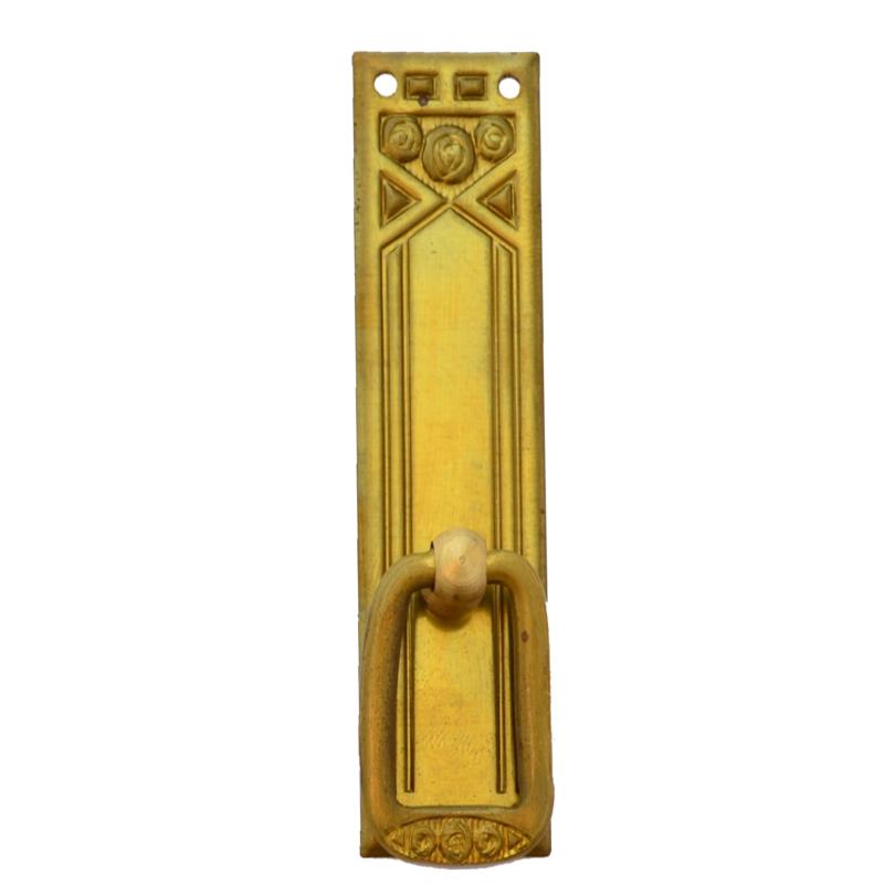 Jugendstil Möbelschild geprägt - Messing patiniert - 22 x 85 mm der Serie JU011 Bild1 Jugendstil Möbelschild geprägt Messing MPA 22 x 85mm mit Griff Serie JU011 Bild1