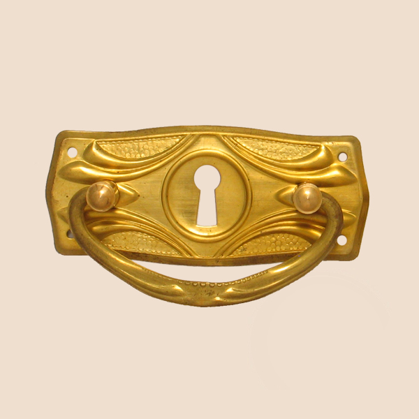 Jugendstil Möbelschild geprägt - Messing patiniert & geputzt - 90 x 38 mm der Serie JU017 Bild1 Jugendstil Möbelschild geprägt Messing MPG 90 x 38mm mit Griff und Schlüsselloch Serie JU017 Bild1