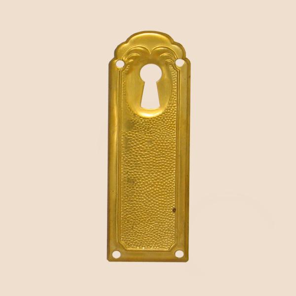 Jugendstil Möbelschild geprägt - Messing patiniert & geputzt - 25 x 80 mm der Serie JU016 Bild1 Jugendstil Möbelschild Messing MPG 25 x 80mm mit Schlüsselloch Serie JU016 Bild1