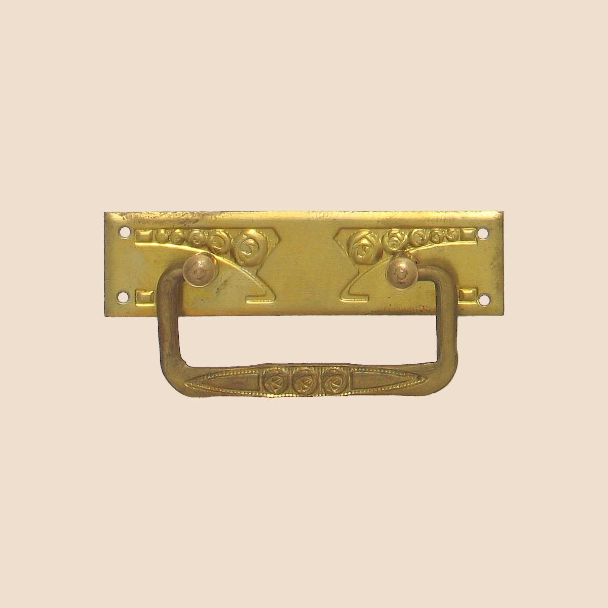 Jugendstil Möbelschild geprägt - Messing patiniert & geputzt - 80 x 20 mm der Serie JU011 Bild1 Jugendstil Möbelschild geprägt Messing MPG 80 x 20mm mit Griff Serie JU011 Bild1