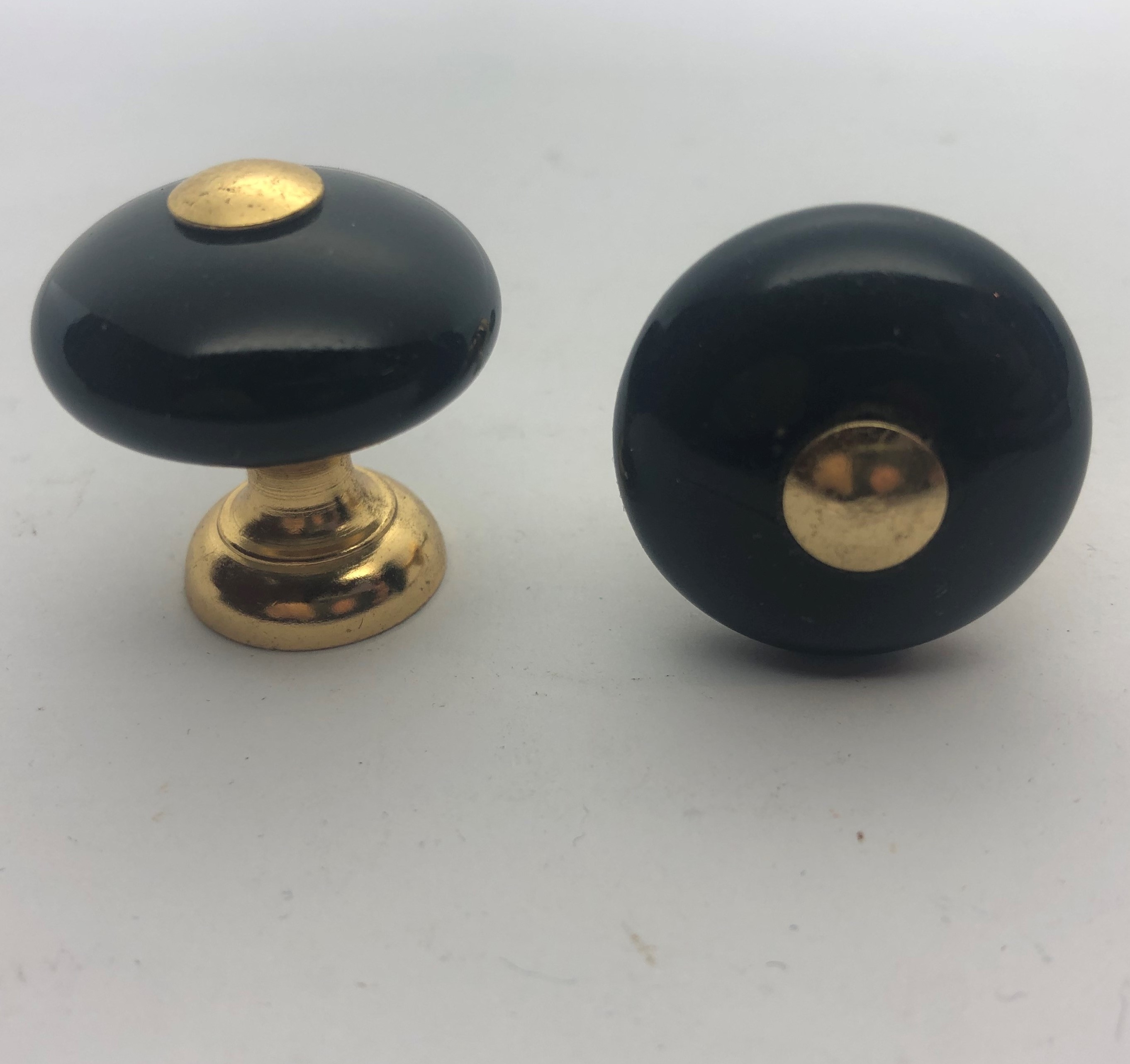 Porzellanknopf schwarz  25 mm Durchmesser mit Messingfuss Bild1