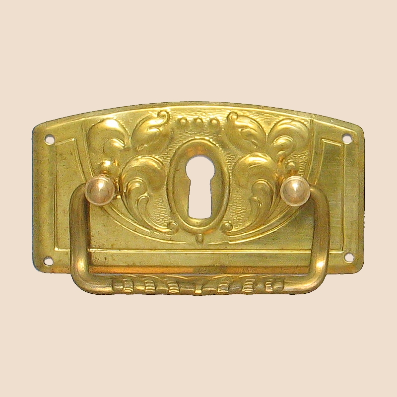 Jugendstil Möbelschild geprägt - Messing glänzend - 90 x 47 mm der Serie JU015 Bild1 Jugendstil Möbelschild geprägt Messing MGL 90 x 47mm mit Griff und Schlüsselloch Serie JU015 Bild1