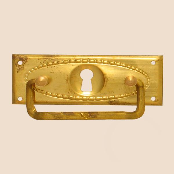 Jugendstil Möbelschild geprägt - Messing matt - 85 x 32 mm der Serie JU018 Bild1 Jugendstil Möbelschild geprägt Messing MMA 85 x 32mm mit Griff und Schlüsselloch Serie JU018 Bild1