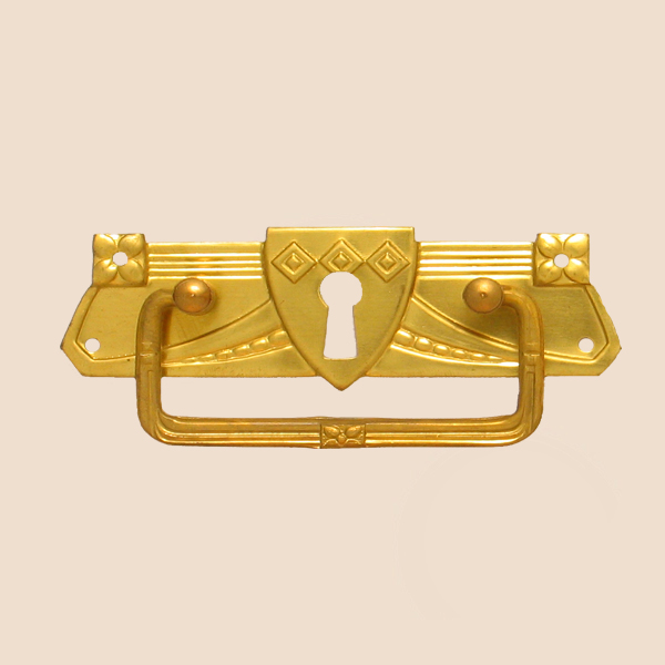 Jugendstil Möbelschild geprägt - Messing patiniert - 80 x 26 mm der Serie JU010 Bild1 Jugendstil Möbelschild geprägt Messing MPA 80 x 26mm mit Griff und Schlüsselloch Serie JU010 Bild1